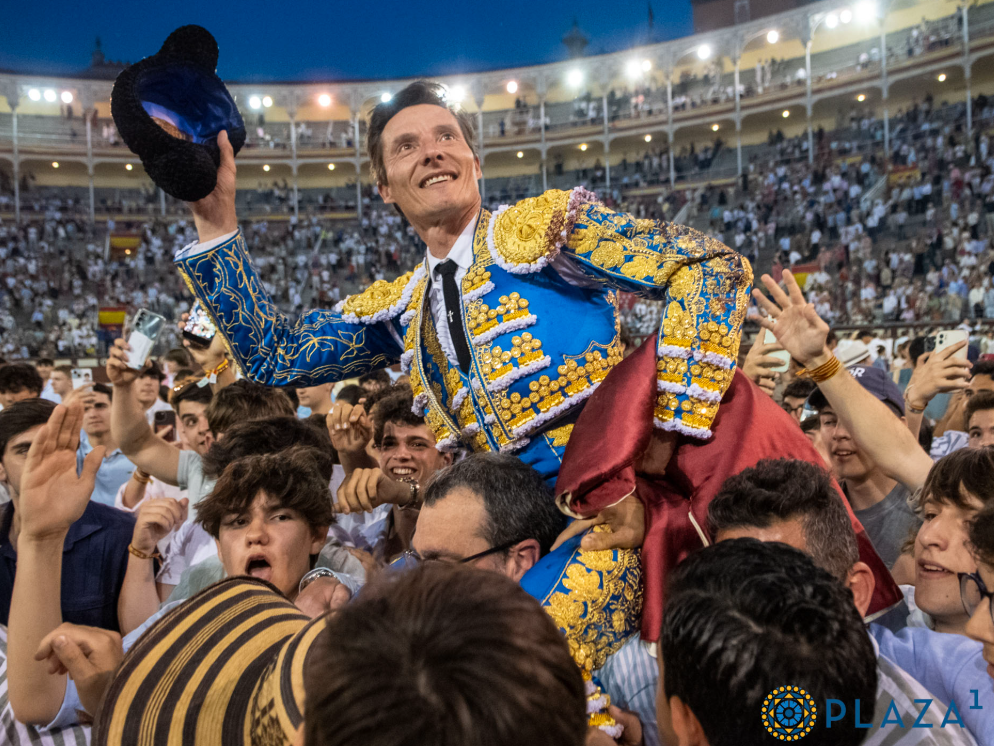 Diego Urdiales saliendo a hombros de Las Ventas | Foto de Plaza1