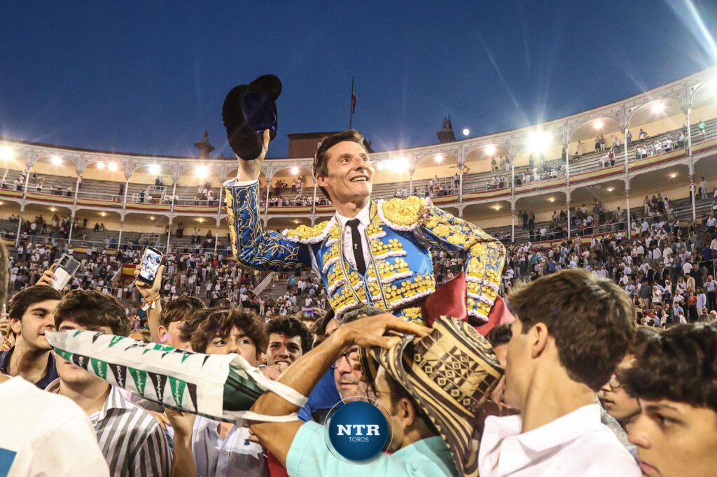 Diego Urdiales saliendo a hombros de Las Ventas