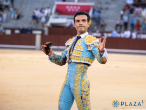 Cristian Pérez pasea una oreja del segundo | Foto de Plaza1